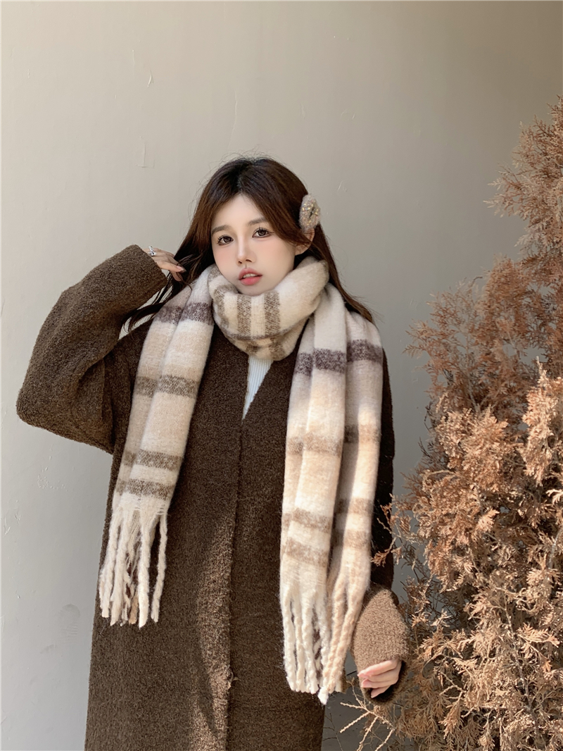 Real shot of winter scarf, high-end furry shawl, warm and thickened, cold-proof scarf for couple