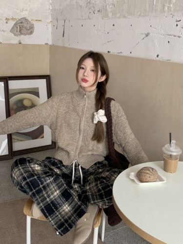 Real shot of three-label stand-up collar short zipper sweater jacket for women French soft waxy knitted cardigan thickened top