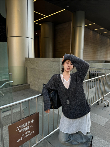Real shot of lazy style big V-neck sweater for women, loose slimming and versatile layered sweater, lace vest inner suit
