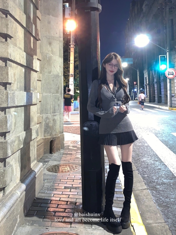 Bai Shui Nu, a highly intelligent sister, V-neck sweater, pleated skirt for women, Korean style early autumn outfit, waist-cinching pure desire suit.