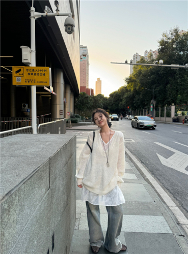 Real shot of lazy style big V-neck sweater for women, loose slimming and versatile layered sweater, lace vest inner suit