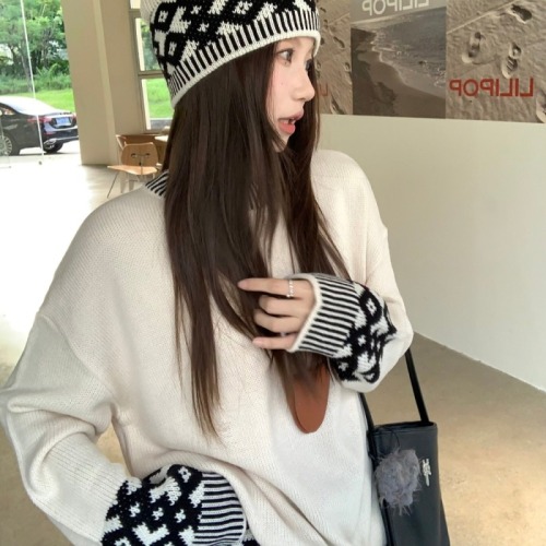 Item: Photography Shoot Autumn/Winter New Arrival Cold Hat Fair Isle Knit Hat Embroidered Women's Loose Two-Piece Top Set