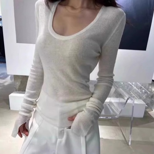 Slim-fitting long-sleeved low-necked bottoming shirt