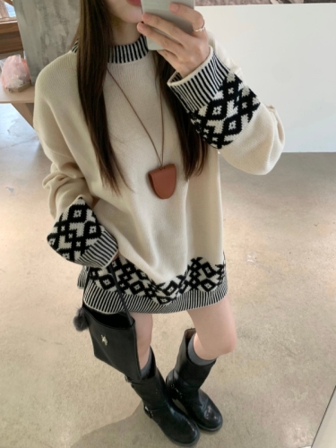 Item: Photography Shoot Autumn/Winter New Arrival Cold Hat Fair Isle Knit Hat Embroidered Women's Loose Two-Piece Top Set
