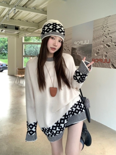 Item: Photography Shoot Autumn/Winter New Arrival Cold Hat Fair Isle Knit Hat Embroidered Women's Loose Two-Piece Top Set
