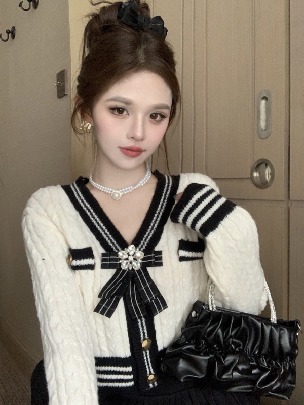 Xiaoxiangfeng V-neck slim short coat with unique design knitted cardigan sweater