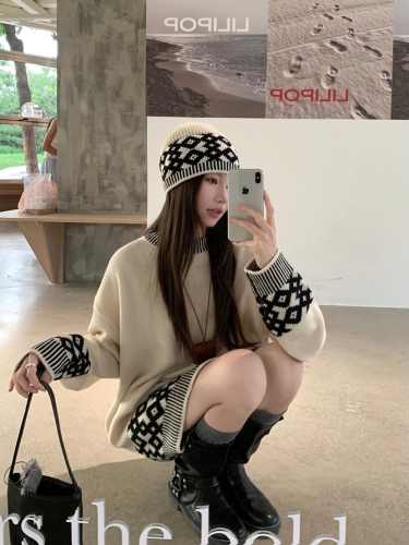 Item: Photography Shoot Autumn/Winter New Arrival Cold Hat Fair Isle Knit Hat Embroidered Women's Loose Two-Piece Top Set