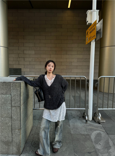 Real shot of lazy style big V-neck sweater for women, loose slimming and versatile layered sweater, lace vest inner suit