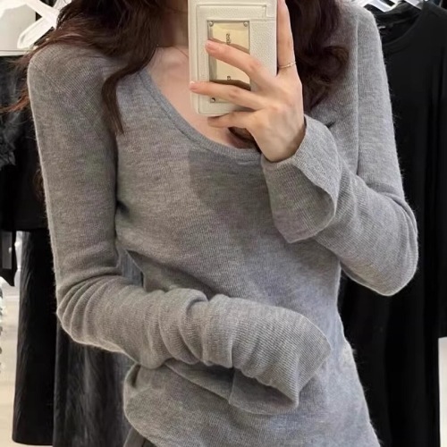 Slim-fitting long-sleeved low-necked bottoming shirt