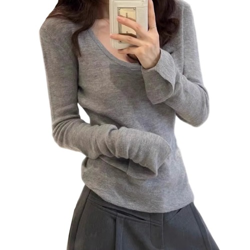 Slim-fitting long-sleeved low-necked bottoming shirt