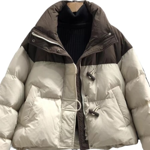 Korean version of contrasting color down-padded jacket for women with horn buckle, loose, fashionable and stylish bread coat, 2024 new style cotton-padded short jacket