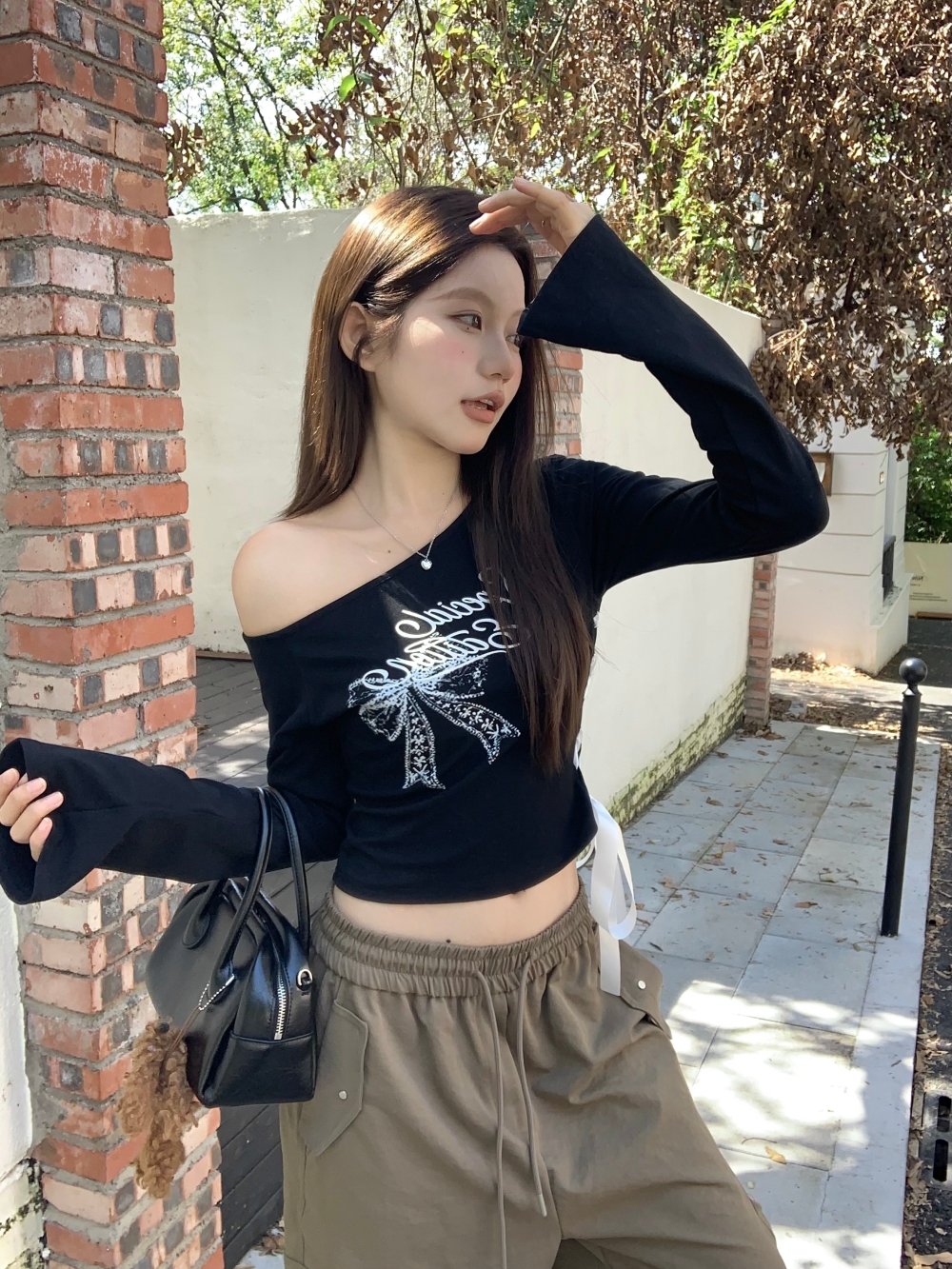 Real shot of black sexy comfortable inclined collar long-sleeved T-shirt for women with sweet and spicy letter bow top
