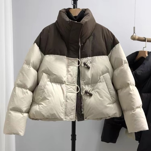 Korean version of contrasting color down-padded jacket for women with horn buckle, loose, fashionable and stylish bread coat, 2024 new style cotton-padded short jacket