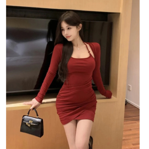 Halter neck red dress for women in autumn and winter, pure desire to cover the buttocks, slim fit and beautiful little mom skirt, showing body and style, various skirts