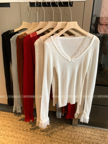 Photographed, inner long-sleeve top with a sense of elegance, crew neck retro lace patchwork knit sweater.