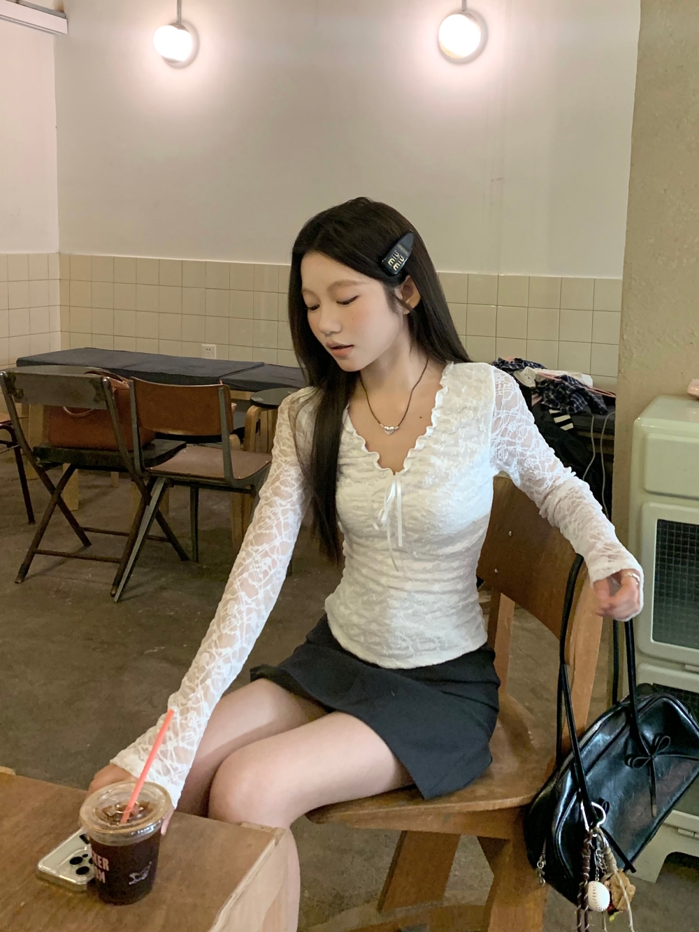 Actual shot of white hollow long-sleeved lace shirt for women to wear with autumn and winter bottoming tops