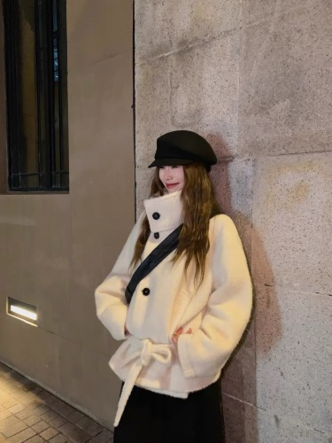 Xiaojunjun Britney Berlin Girl/Retro Lema*r style stand collar silhouette wool rabbit fur coat