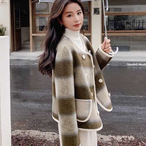 Autumn and winter new style lady Xiaoxiang style plaid coat women's short woolen coat 2024 British style round neck double breasted