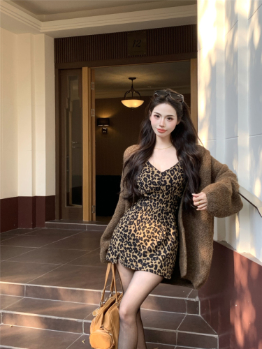 Real shot!  Hot girl retro leopard print suit women's lazy style sweater cardigan sexy inner vest skirt