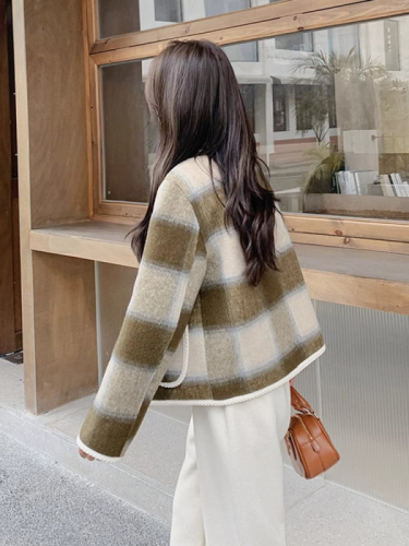 Autumn and winter new style lady Xiaoxiang style plaid coat women's short woolen coat 2024 British style round neck double breasted