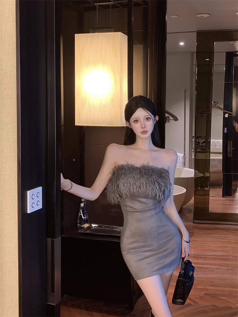 Real shot of daughter Madeleine’s temperament furry splicing tube top dress for women slim butt-hugging hot girl short skirt