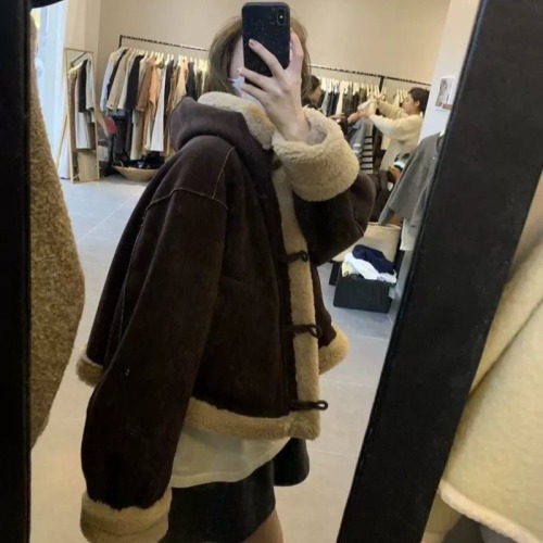 Horn button fur one-piece hooded lamb wool jacket for women 2024 winter new short style thickened suede jacket