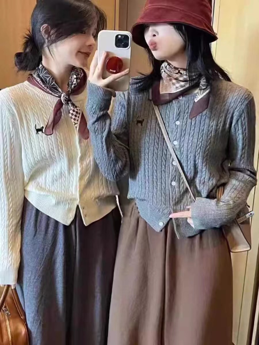 韓系圓領小貓麻花刺繡針織開衫短款女小個子毛衣學院風配絲巾外套