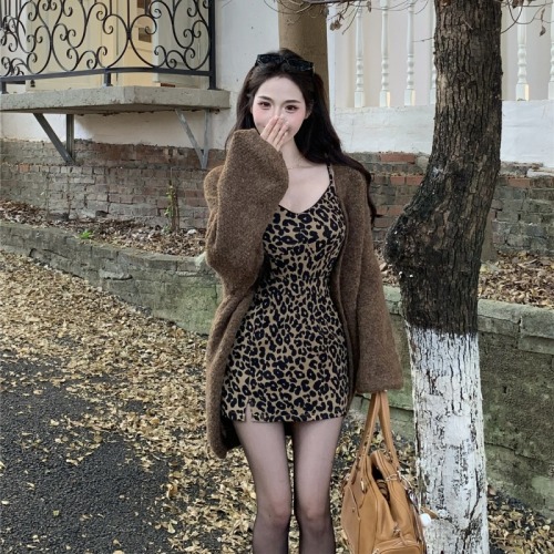 Real shot!  Hot girl retro leopard print suit women's lazy style sweater cardigan sexy inner vest skirt