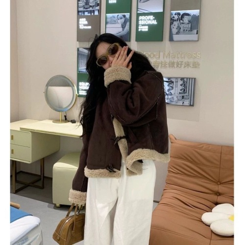 Horn button fur one-piece hooded lamb wool jacket for women 2024 winter new short style thickened suede jacket