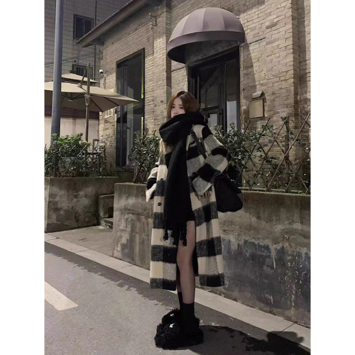 Tartan coat for women in autumn and winter new style loose thickened Korean Hepburn style woolen coat for small people