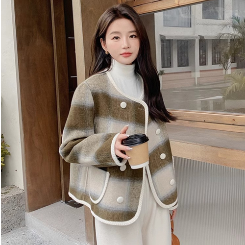 Autumn and winter new style lady Xiaoxiang style plaid coat women's short woolen coat 2024 British style round neck double breasted