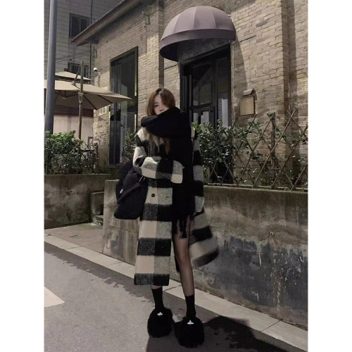 Tartan coat for women in autumn and winter new style loose thickened Korean Hepburn style woolen coat for small people