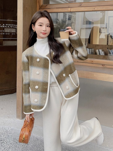 Autumn and winter new style lady Xiaoxiang style plaid coat women's short woolen coat 2024 British style round neck double breasted