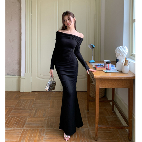 Actual shot of 2024 autumn and winter new one-shoulder dress for women, slim and elegant long skirt with waist bag buttocks and fishtail skirt