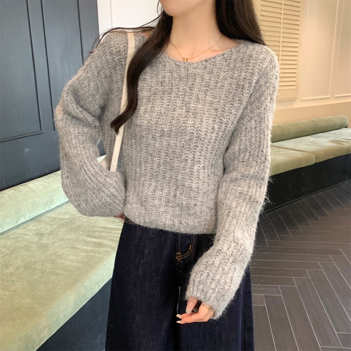 Photographed Korean-style loose chunky knit lantern sleeve design, slimming and versatile crew neck top