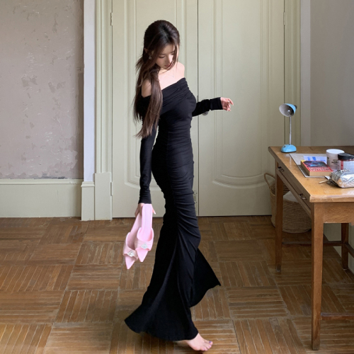 Actual shot of 2024 autumn and winter new one-shoulder dress for women, slim and elegant long skirt with waist bag buttocks and fishtail skirt