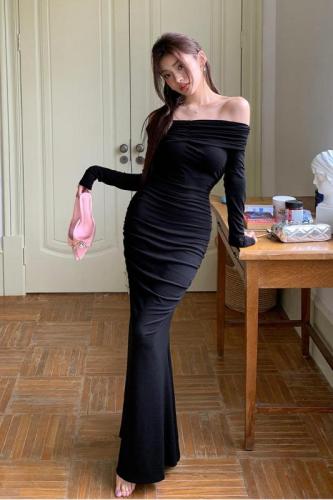 Actual shot of 2024 autumn and winter new one-shoulder dress for women, slim and elegant long skirt with waist bag buttocks and fishtail skirt