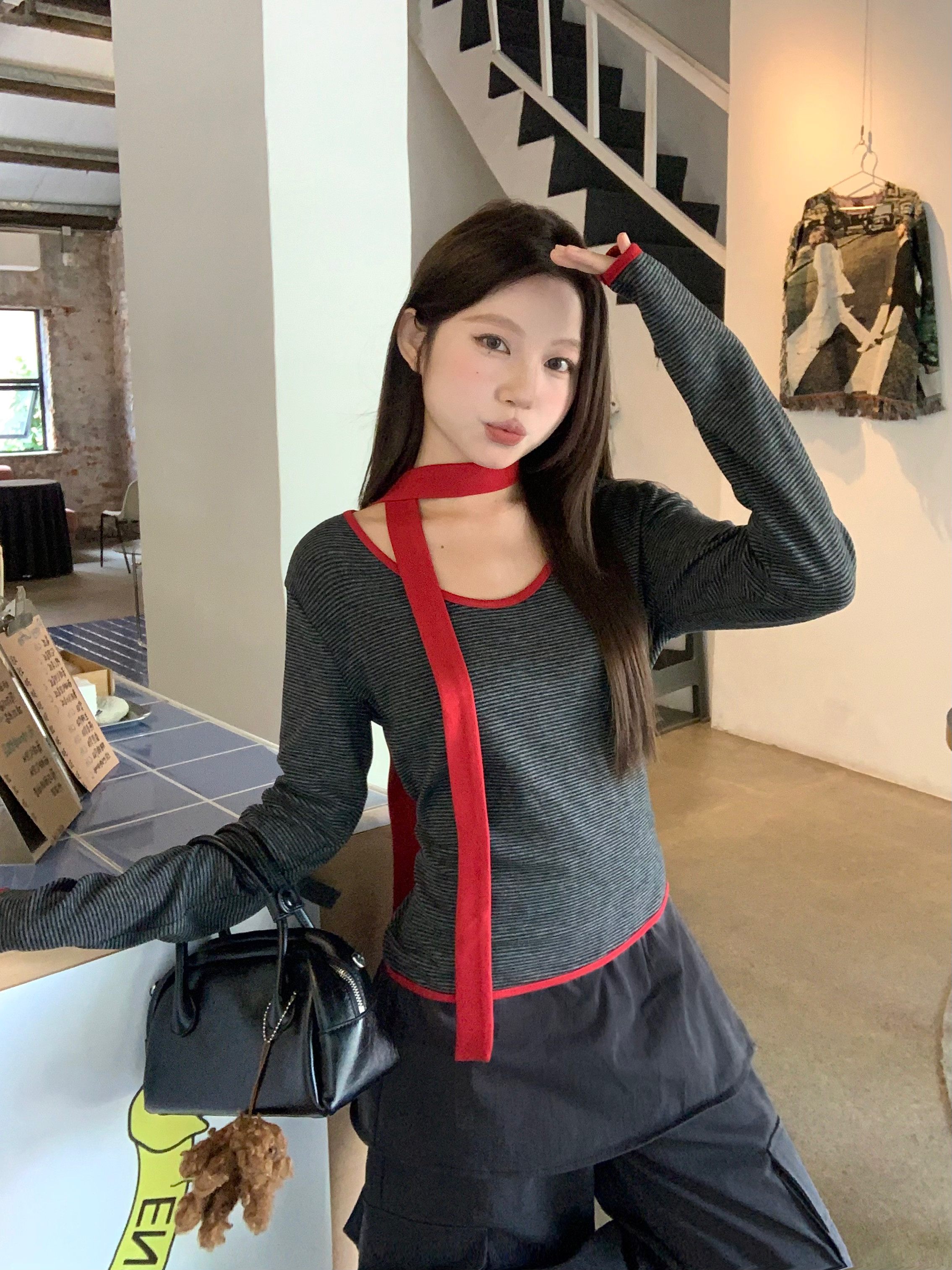 Actual shot of early autumn top, hot girl style brushed striped long-sleeved T-shirt, contrasting color scarf, slim fit, right shoulder bottoming shirt
