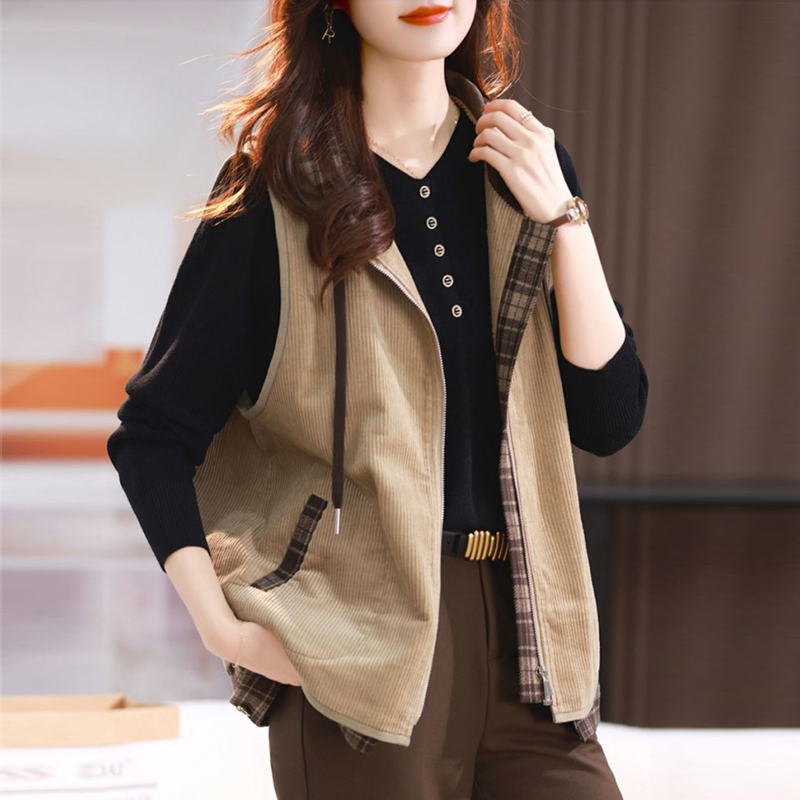 Official picture of corduroy vest jacket for women in spring, autumn and winter, new popular style, foreign style outer wear, mother's European vest