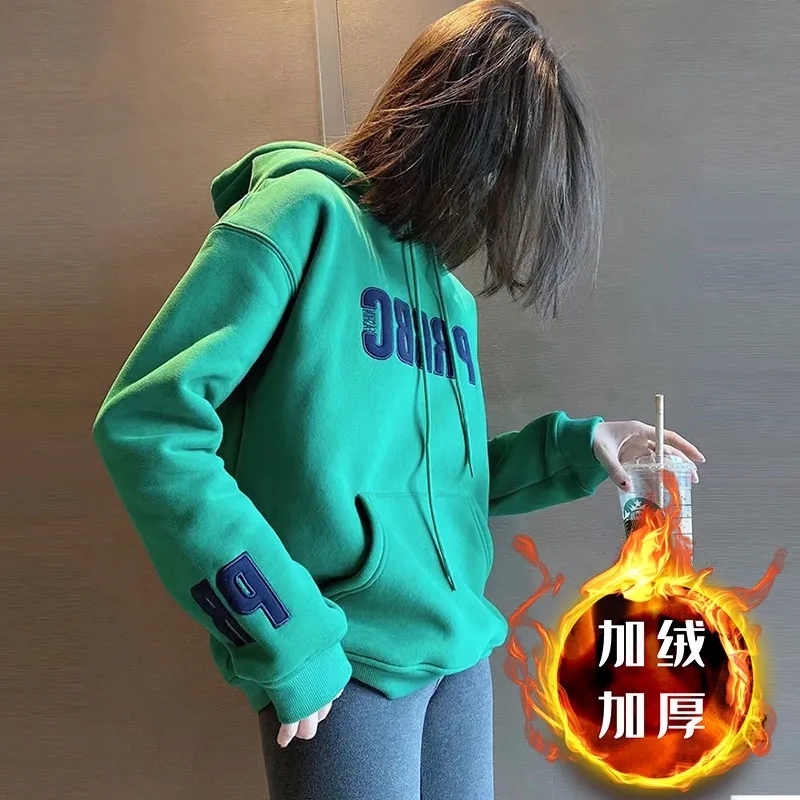 Autumn and winter new sweatshirts with velvet and thickening, popular tops for small people, hooded women's clothing, fashionable and age-reducing