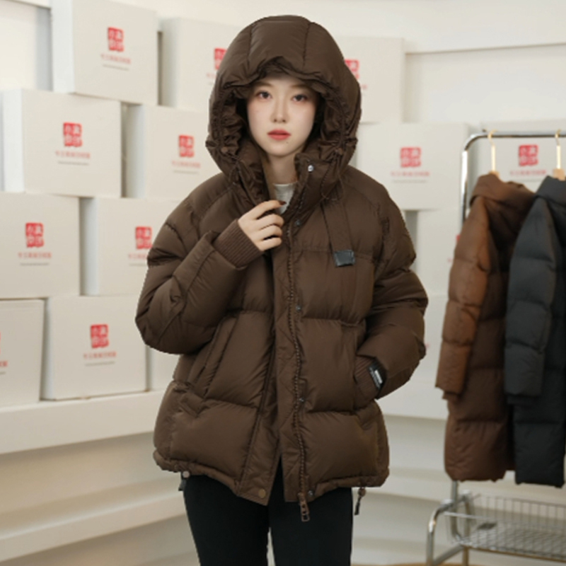 Official photo of new winter cotton-padded clothes for women. This year’s trend is high-end and super good-looking. The quilted and thickened Northeastern large cotton-padded jackets are popular this year.