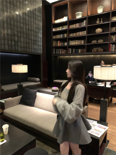 Real shot of lazy gray off-shoulder long-sleeved knitted sweater skirt tutu skirt princess dress suit