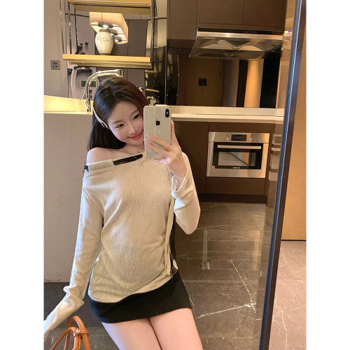 Actual shot of designer one-shoulder long-sleeved T-shirt for women in autumn, niche lace drawstring top, versatile shirt