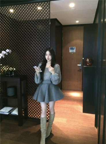 Real shot of lazy gray off-shoulder long-sleeved knitted sweater skirt tutu skirt princess dress suit