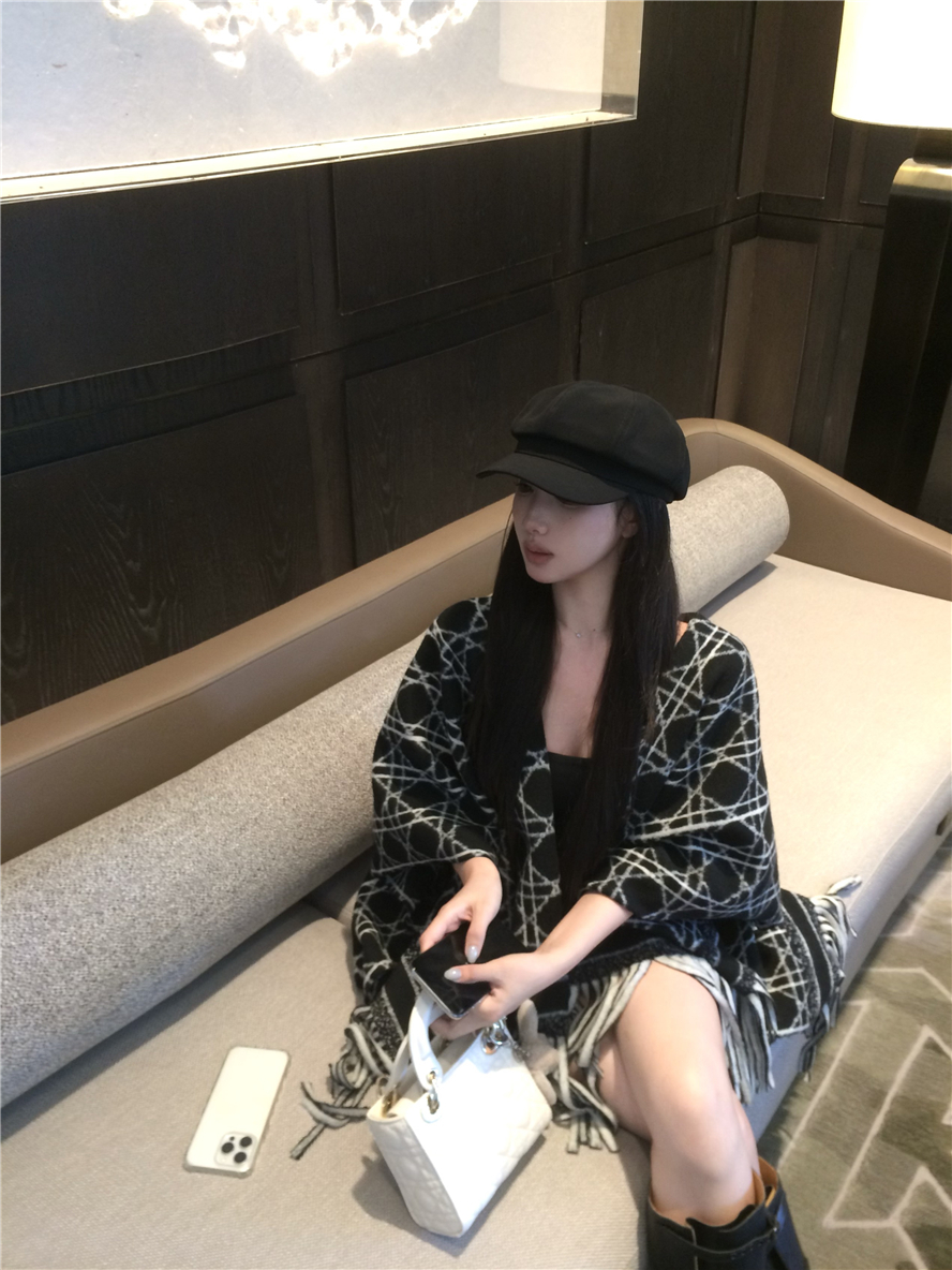 Real shot of Maillard style imitation cashmere shawl, cloak, scarf, two-purpose outer wear, girls' jacket, high-end feel