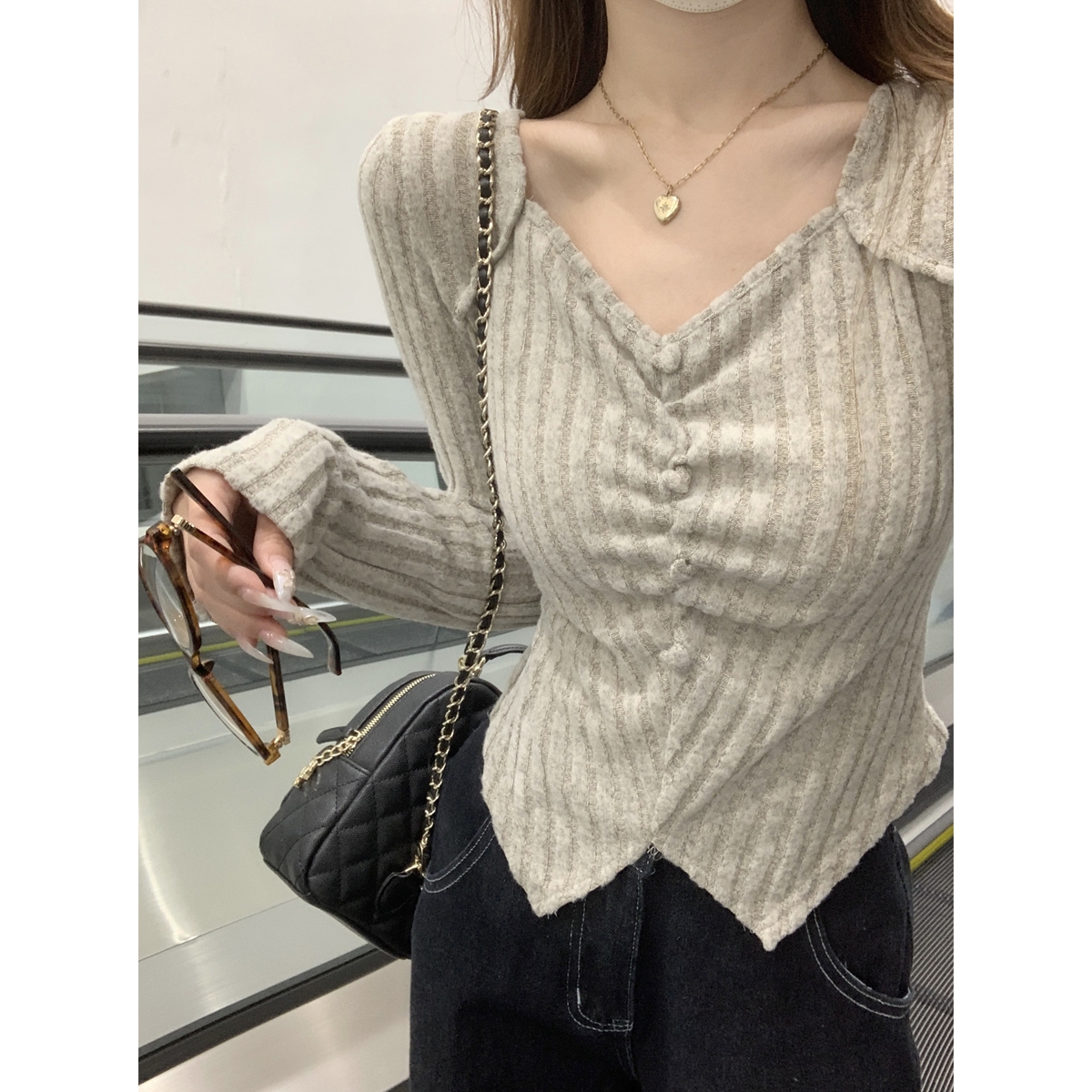 Actual shot of autumn and winter Korean style v-neck pleated button brushed pit strip design long-sleeved inner T-shirt top
