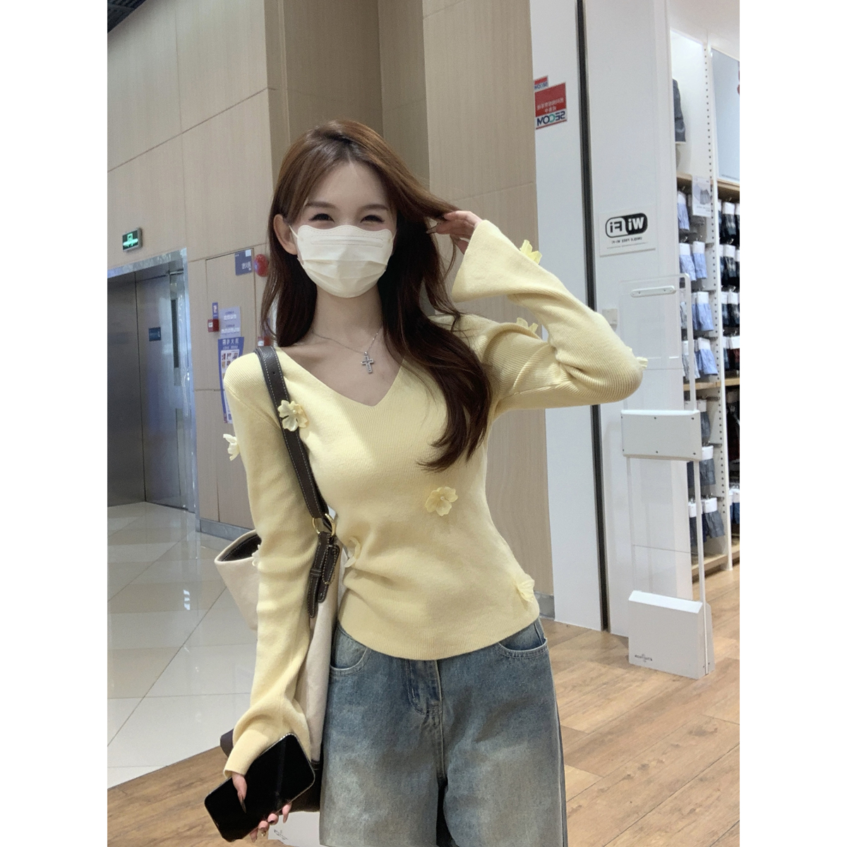 Photographed Korean-style v-neck pure desire gentle 3D floral trumpet sleeve Andy wool knitted base top