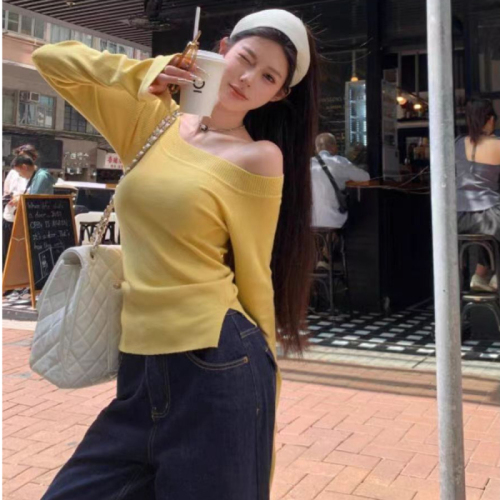 Grey Long Sleeve Asymmetrical Knitted Underwear for Women Early Autumn Design Sensitivity Shoulderless Sweater Chic Sweet and Spicy Girl Short Top 