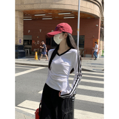 Actual shot of autumn and winter Korean style v-neck contrast stripe embroidery design long-sleeved inner T-shirt top