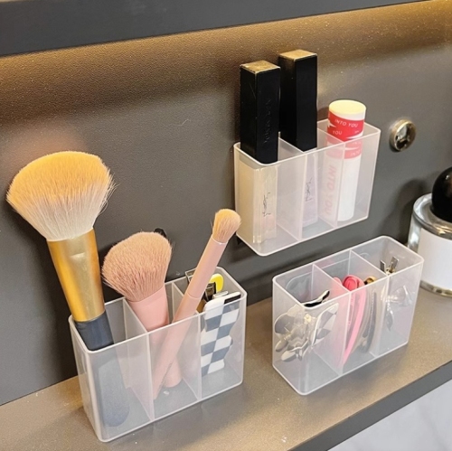 Behind the mirror cabinet door, there is no need to punch holes in the wall to store cosmetic eyebrow clips and transparent compartments for jewelry storage boxes.